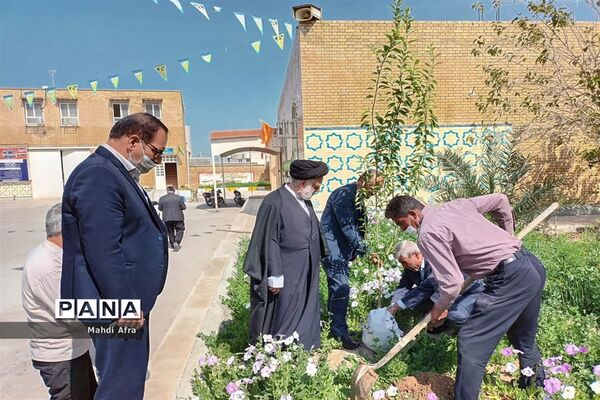 کاشت چند اصله درخت به مناسبت روز درختکاری در اداره آموزش و پرورش بهبهان