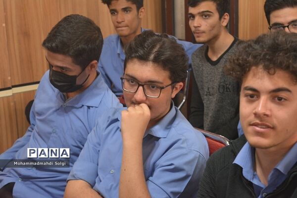 تجلیل از دانش‌آموزان برتر و مقام آور مدرسه شهید کلهر