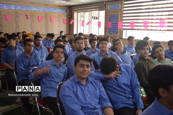 تجلیل از دانش‌آموزان برتر و مقام آور مدرسه شهید کلهر