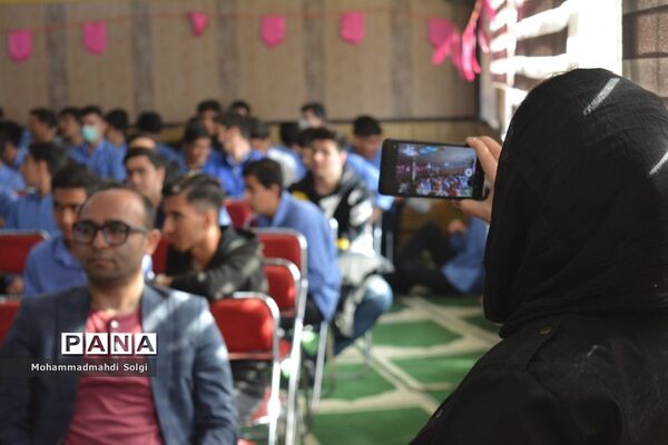 تجلیل از دانش‌آموزان برتر و مقام آور مدرسه شهید کلهر