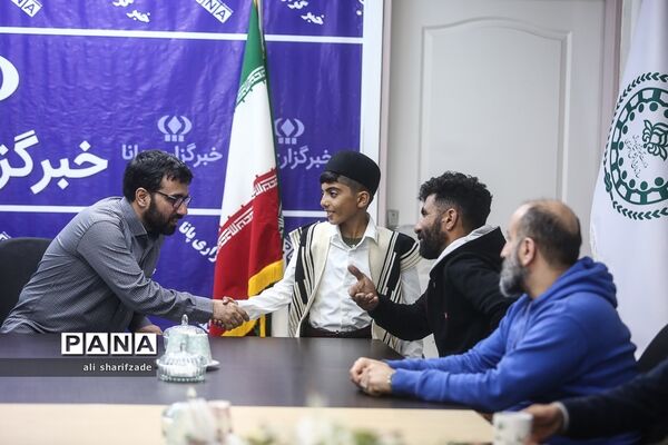 تقدیر مدیرعامل خبرگزاری پانا از فرزین کریمی دانش‌آموز‌ برگزیده جشنواره رسانه‌ای ابوذر