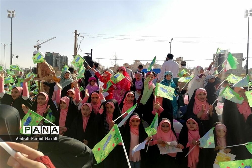هم خوانی سرودهای زیبای «ذکر جهانی» و «عزیزم حسین2» در بلوار شهید چمران شیراز