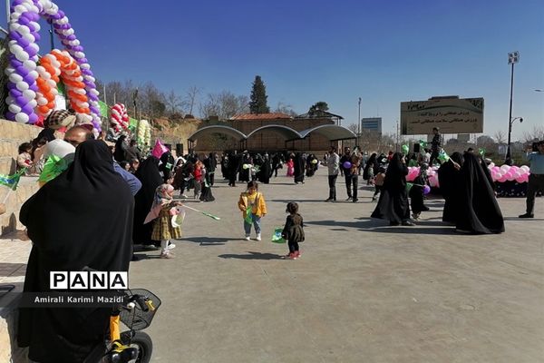 هم خوانی سرودهای زیبای «ذکر جهانی» و «عزیزم حسین2» در بلوار شهید چمران شیراز