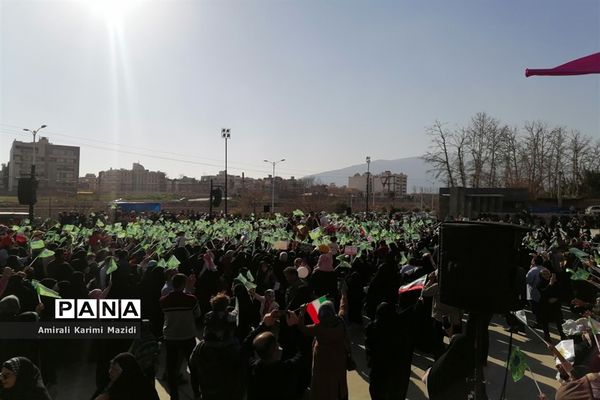 هم خوانی سرودهای زیبای «ذکر جهانی» و «عزیزم حسین2» در بلوار شهید چمران شیراز