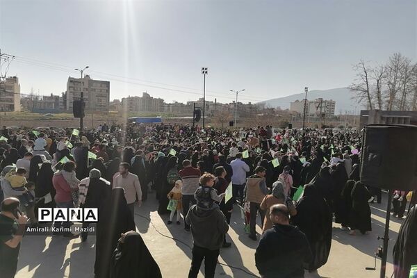 هم خوانی سرودهای زیبای «ذکر جهانی» و «عزیزم حسین2» در بلوار شهید چمران شیراز