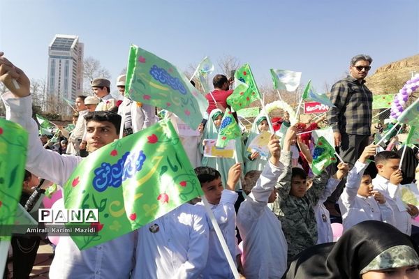 هم خوانی سرودهای زیبای «ذکر جهانی» و «عزیزم حسین2» در بلوار شهید چمران شیراز