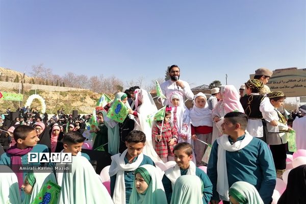 هم خوانی سرودهای زیبای «ذکر جهانی» و «عزیزم حسین2» در بلوار شهید چمران شیراز