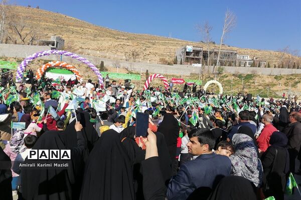 هم خوانی سرودهای زیبای «ذکر جهانی» و «عزیزم حسین2» در بلوار شهید چمران شیراز