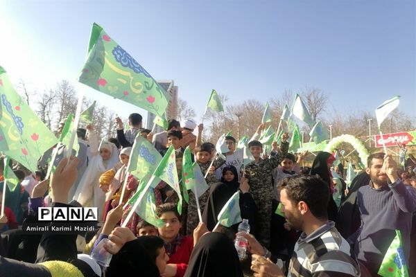 هم خوانی سرودهای زیبای «ذکر جهانی» و «عزیزم حسین2» در بلوار شهید چمران شیراز