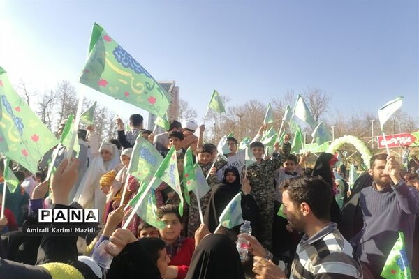 هم خوانی سرودهای زیبای «ذکر جهانی» و «عزیزم حسین2» در بلوار شهید چمران شیراز