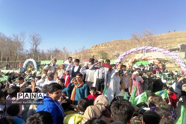 هم خوانی سرودهای زیبای «ذکر جهانی» و «عزیزم حسین2» در بلوار شهید چمران شیراز