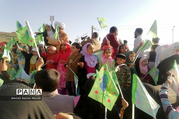 هم خوانی سرودهای زیبای «ذکر جهانی» و «عزیزم حسین2» در بلوار شهید چمران شیراز