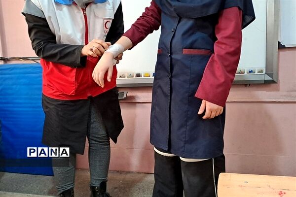 جلسه آموزشی طرح دادرس در دبیرستان سیزده آبان ناحیه یک کرج