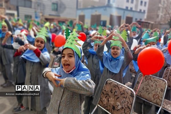 کاشت نهال به‌مناسبت روز درختکاری در مدرسه خدیجه شهرستان قرچک