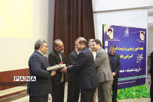مراسم تجلیل از مربیان پرورشی استان زنجان