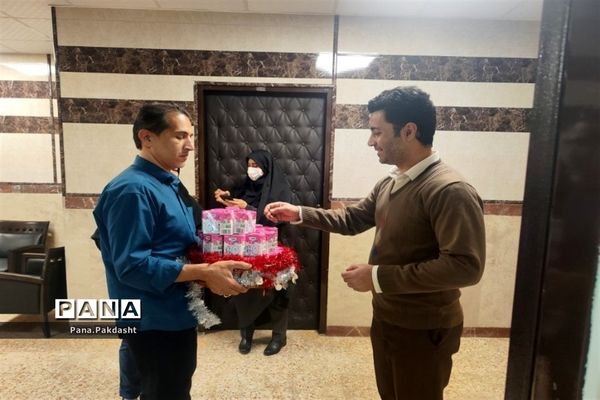 توزیع شیر به‌مناسبت هفته سلامت مردان در اداره آموزش‌ و‌ پرورش پاکدشت