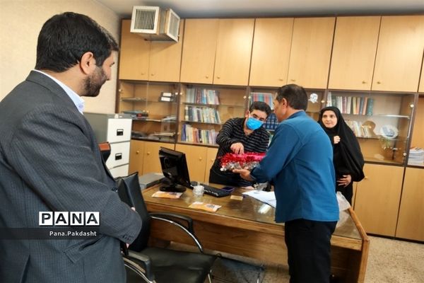 توزیع شیر به‌مناسبت هفته سلامت مردان در اداره آموزش‌ و‌ پرورش پاکدشت