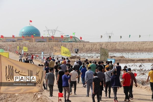 دانش‌آموزان پسر رودهن در اردوی راهیان نور