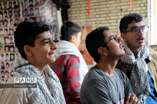 دانش‌آموزان پسر رودهن در اردوی راهیان نور