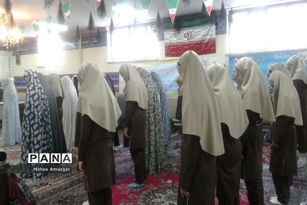 نماز جماعت و آموزش دستورات دینی درآموزشگاه شهید شرافت اسلامشهر