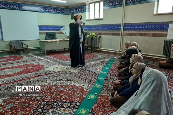 نماز جماعت و آموزش دستورات دینی درآموزشگاه شهید شرافت اسلامشهر