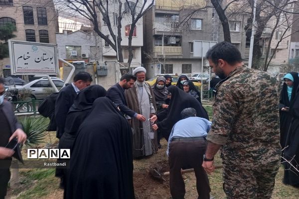 کاشت نهال به یاد شهید محمدرضا کرم در منطقه ۱۳