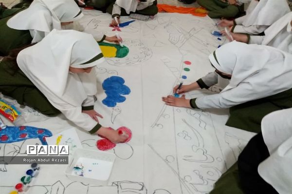 نقاشی همگانی دانش‌آموزان آموزشگاه الله‌اکبر اسلامشهر