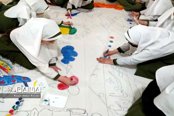 نقاشی همگانی دانش‌آموزان آموزشگاه الله‌اکبر اسلامشهر