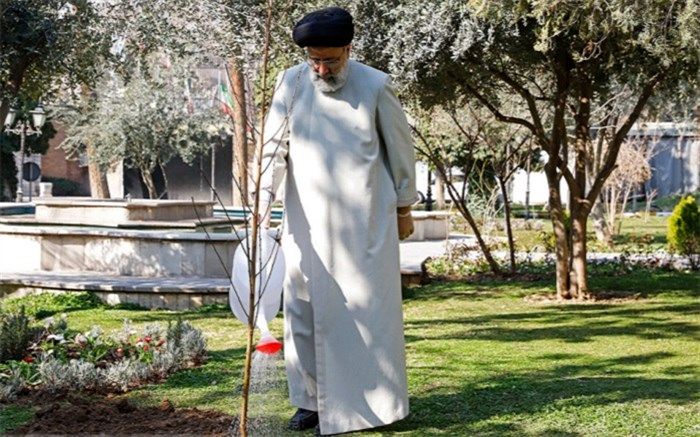 غرس نهال گردو توسط آِیت الله رئیسی در باغ گیاه‌شناسی