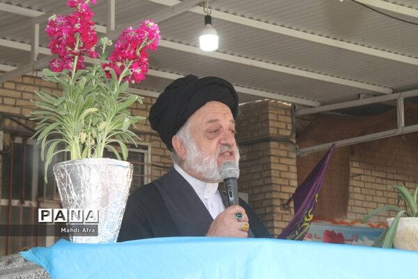 نواخته شدن زنگ جشن نیکوکاری در دبستان شاهد حریت بهبهان