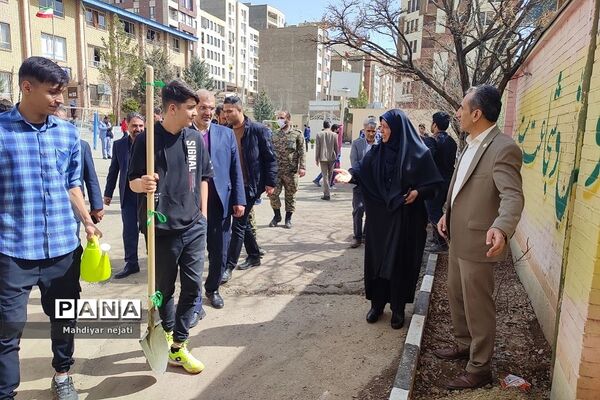 آیین نمادین روز درختکاری در دبیرستان استعدادهای درخشان شهید بهشتی رودهن