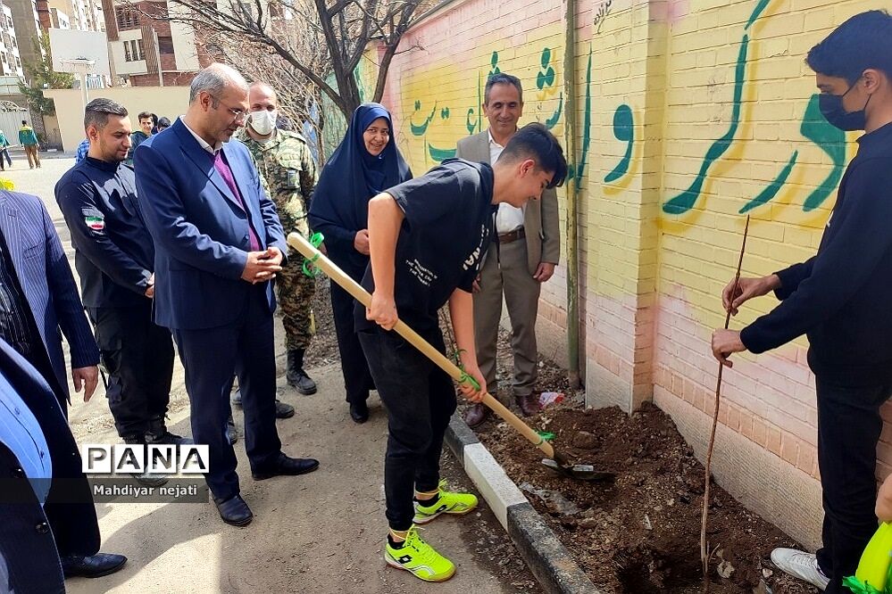 آیین نمادین روز درختکاری در دبیرستان استعدادهای درخشان شهید بهشتی رودهن