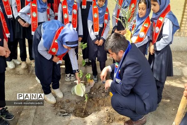 نواختن زنگ درختکاری در مدارس شادگان