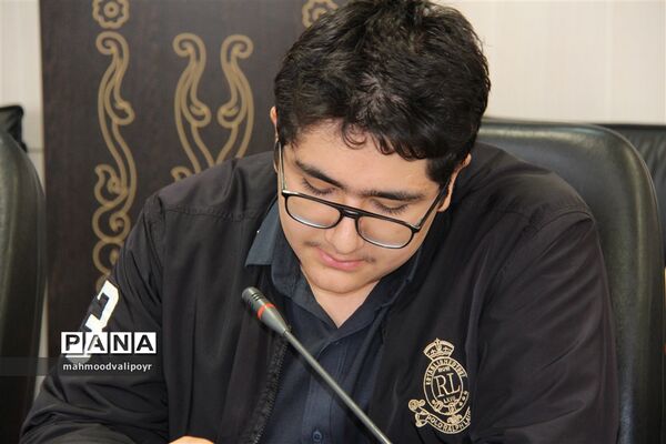 نشست توانمند‌سازی و تجلیل ازاعضای شورای دانش‌آموزی برتر استان قزوین