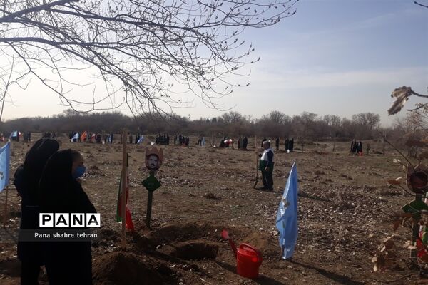 حضور دانش‌آموزان دختر شهر تهران در باغ گیاه‌شناسی و  کاشت نهال در آیین درختکاری