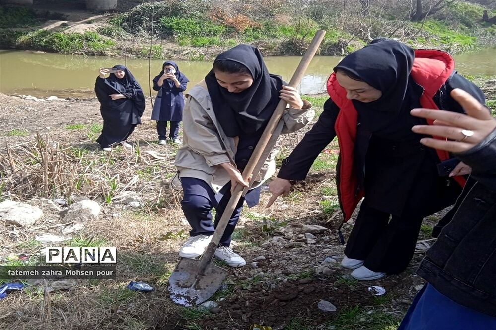 کاشت ۳۱۳ اصله نهال (هردانش‌آموز یک نهال)در روز درختکاری