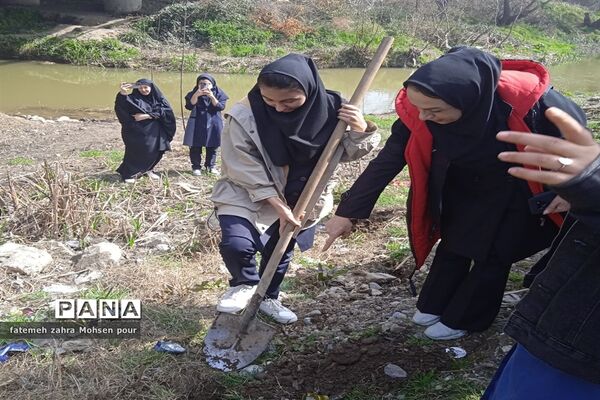 کاشت ۳۱۳ اصله نهال (هردانش‌آموز یک نهال)در روز درختکاری