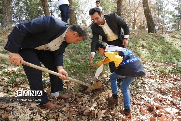 برگزاری آیین درختکاری در اردوگاه دانش‌آموزی آیت الله کمالوند خرم آباد