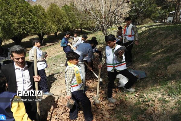 برگزاری آیین درختکاری در اردوگاه دانش‌آموزی آیت الله کمالوند خرم آباد