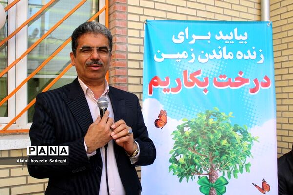 کاشت نهال در دبستان شهدای مدافع سلامت در بوشهر