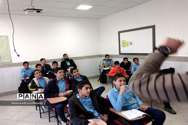 اداره یک روز مدرسه توسط شورای دانش‌آموزی دبیرستان رئیس‌زاده خلیل آباد