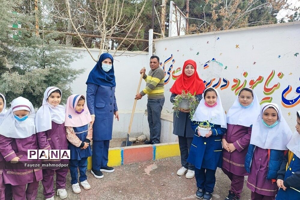 مراسم درختکاری در دبستان حضرت زهرا(س)یک رودهن