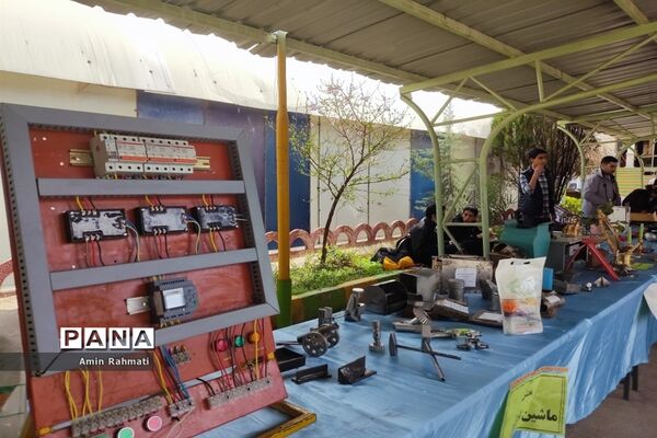 برگزاری نمایشگاه دستاوردهای دانش‌آموزان در هنرستان‌های ناحیه چهار شیراز