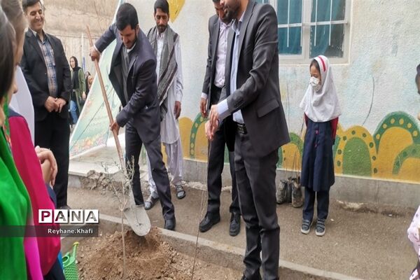 جشن نیکوکاری و درختکاری  در مدرسه مسلم صادقی شریف‌آباد پاکدشت
