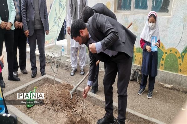 جشن نیکوکاری و درختکاری  در مدرسه مسلم صادقی شریف‌آباد پاکدشت