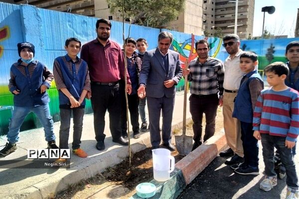 برگزاری روز درختکاری در دبستان شهید حسن جعفری پاکدشت