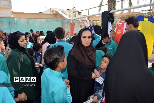 برگزاری بازارچه مهربانی کمک به کودکان کار در دبستان امام حسین(ع) شهرستان بهبهان
