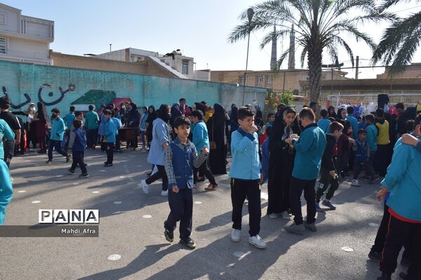 برگزاری بازارچه مهربانی کمک به کودکان کار در دبستان امام حسین(ع) شهرستان بهبهان