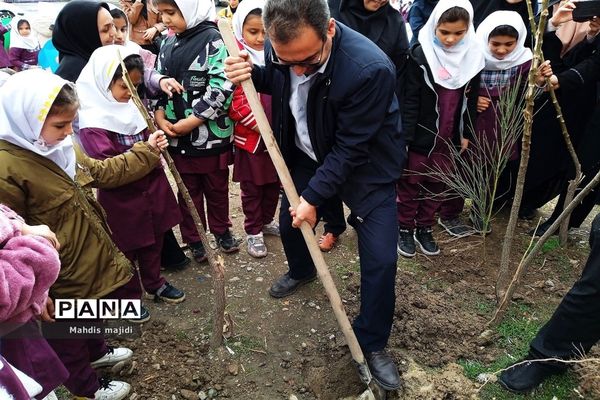 گرامیداشت هفته منابع طبیعی در دبستان زینب یک ملارد