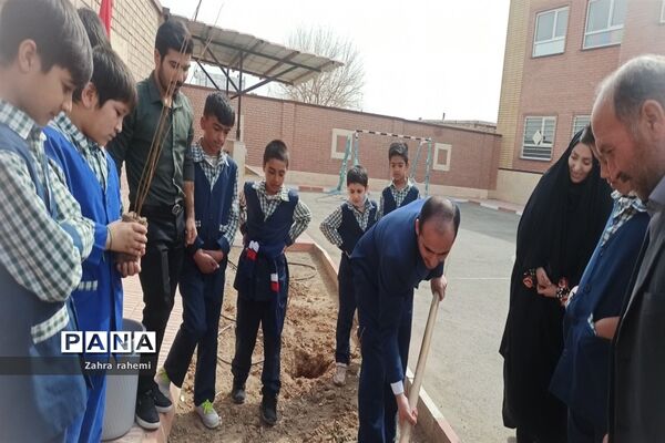 مراسم روز درختکاری در مدرسه جلوه حق و شهدای برکت طغان بخش جوادآباد